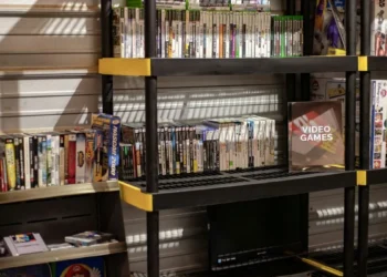 Žaidimų pardavėjai kritikuoja „Sony“ sprendimą atsisakyti fizinių kopijų su diskais