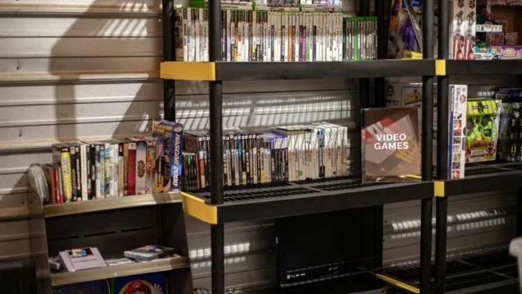 Žaidimų pardavėjai kritikuoja „Sony“ sprendimą atsisakyti fizinių kopijų su diskais